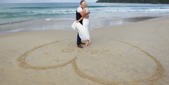 Noosa beach wedding ceremony